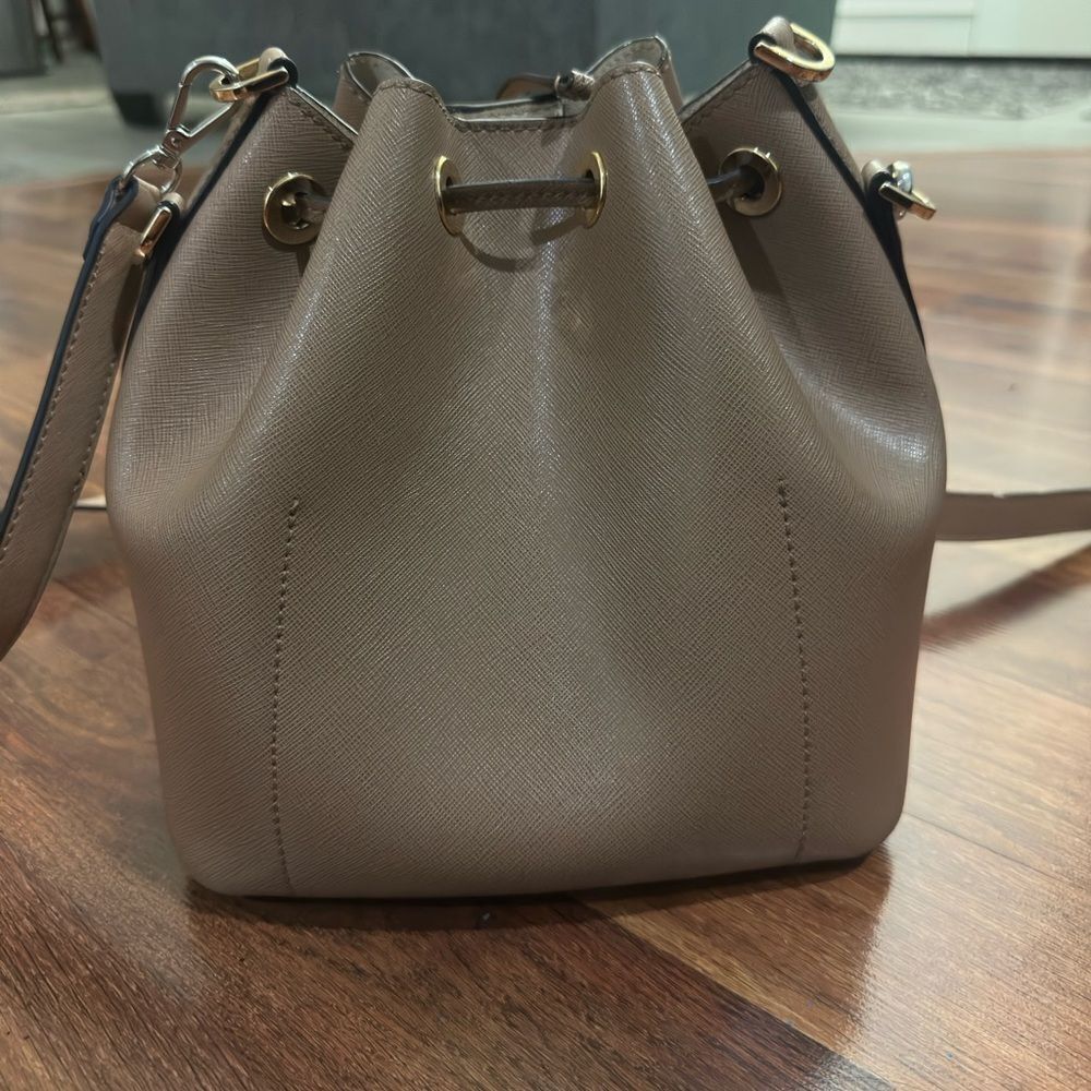 Michael Kors Bucket - Picture 3 of 10